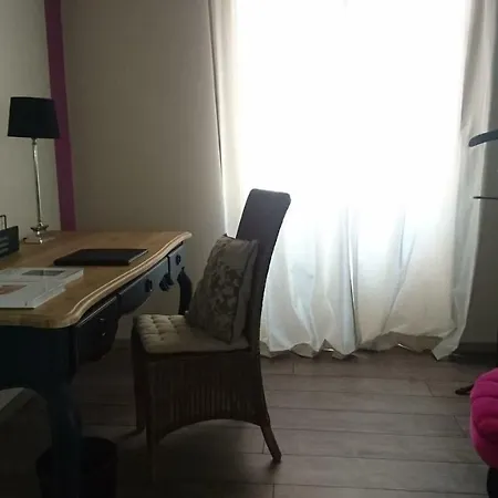 Le Petit Paris לינה וארוחת בוקר *