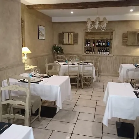 לינה וארוחת בוקר Le Petit Paris *